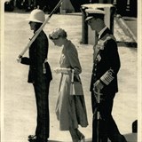 Královna Alžběta II. vystupuje z jachty Britannia na Gibraltaru, krok za ní jde...