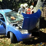 idi v Sokolov narazil do stromu, z auta ho museli vyprostit hasii.