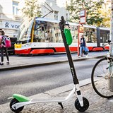 Zelené elektrokoloběžky společnosti Lime už fungují v řadě měst Evropy.