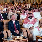 Mohamed bin Salmán během konference v Rijádu. Zleva vedle něj sedí jordánský...