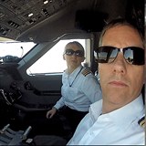 Pilot Erik Swaffer a jeho kopilotka a přítelkyně Izabela Lechowičová.