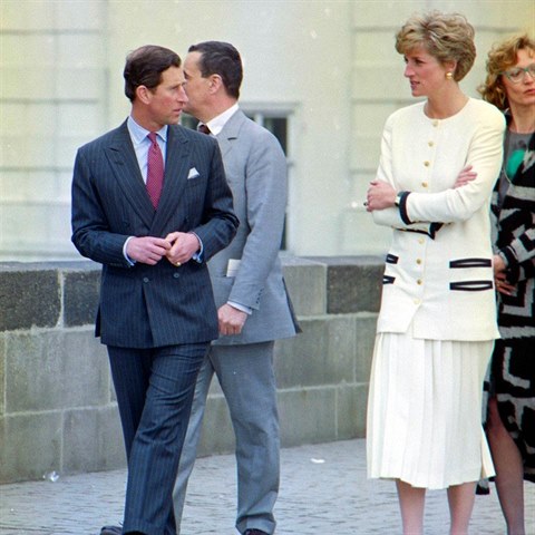 Je vm to pozad njak povdom? Diana a Charles jsou na sttn nvtv eskoslovenska a prochzej se po Karlov most, je rok 1991. Ruce zken ped tlem jsou v ei tla mezinrodnm symbolem problm, obrany a odtaitosti. Krlovsk pr u e neshody, brzy dojde k rozvodu.