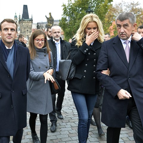 Francouzsk prezident Emmanuel Macron (vlevo) a esk premir Andrej Babi s...