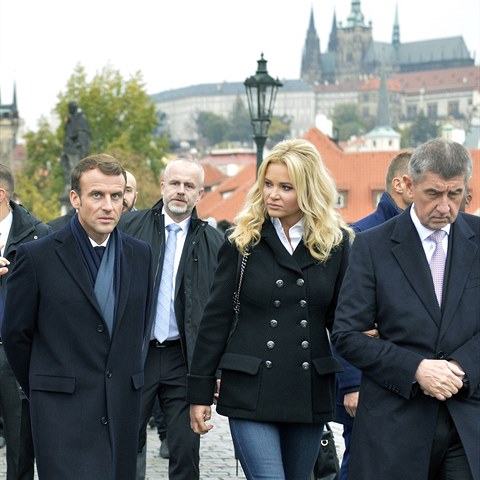 Francouzsk prezident Emmanuel Macron (vlevo) a esk premir Andrej Babi s...