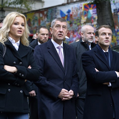 esk premir Andrej Babi s manelkou Monikou (vlevo) a francouzsk prezident...