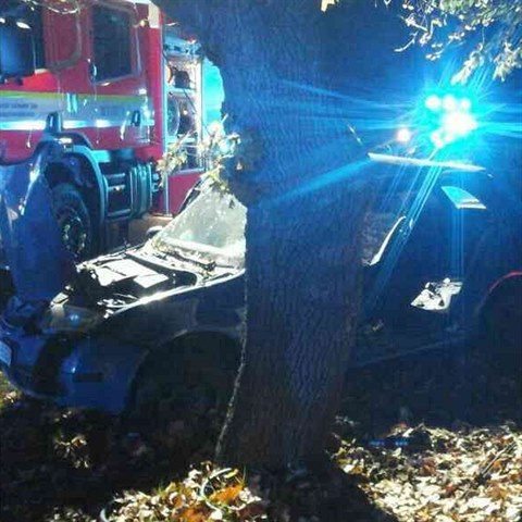 idi v Sokolov narazil do stromu, z auta ho museli vyprostit hasii.