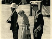 Královna Albta II. vystupuje z jachty Britannia na Gibraltaru, krok za ní jde...