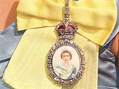 ád se nosí vdy na luté stuze, portrét mladé královny je umístn na...