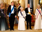 ák královny nosí i vévodkyn z Cornwallu, Camilla ale k nmu ji má i modrou...