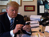 Prezident Trump má svj iphone rád.
