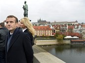 Francouzský prezident Emmanuel Macron se 27. íjna 2018 proel po Karlov most...