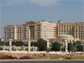 Kritiky jeho reformátorských krok drel Salmán v tomto luxusním hotelu.