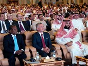 Mohamed bin Salmán bhem konference v Rijádu. Zleva vedle nj sedí jordánský...