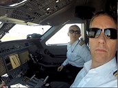 Pilot Erik Swaffer a jeho kopilotka a pítelkyn Izabela Lechowiová.