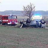 Na Tborsku vyjelo auto ze silnice a pevrtilo se na stechu. Dv eny museli...