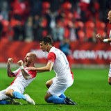 Slavia jede: Gól proti Dukle oslavují Miroslav Stoch, Ondřej Kúdela a Vladimír...