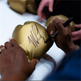 Na místě budete moct vydražit podepsané předměty Mika Tysona.