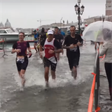 astnci maratonu se museli brodit vodou.
