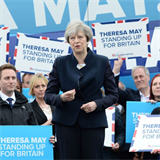 Britsk premirka Theresa Mayov bhem pedvolebn kampan.