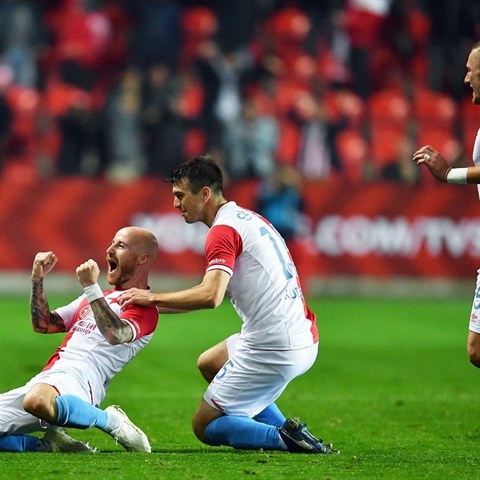 Slavia jede: G�l proti Dukle oslavuj� Miroslav Stoch, Ond�ej K�dela a Vladim�r Coufal.