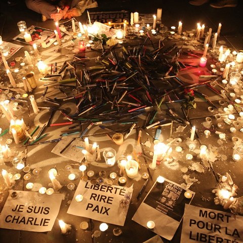 Pieta za mrtv leny redakce Charlie Hebdo.