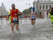 Maratonci se v Benátkách brodili vodou.