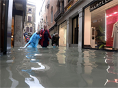 Benátky fungují, jakoby ádná povode nebyla. Turisté se brodí ulicemi a...