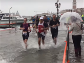 Úastníci maratonu se museli brodit vodou.