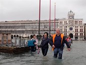 Turisté se povodní nenechali odradit od návtvy benátských památek.