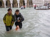 V Benátkách nastala doslova apokalypsa. Davy turist se zde brodily zatopenými...