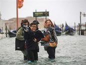 Asijtí turisté se v Benátkách dobe baví.