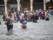 Turisté v Benátkách