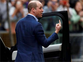 Na první pohled to vypadá. e princ William ukazuje na okolo stojící lid...