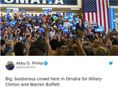 Velký a boulivý dav podporuje Hillary Clintonovou a Warrena Buffetta, hlásá...