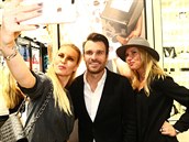 Povinné selfie Leoe Maree se Simonou Krainovou a její sestrou Yvonou