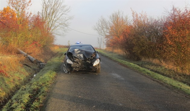 idika v Chebu nezvládla jízdu a perazila sloup elektrického vedení.