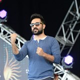 Vir Das je znm komik.