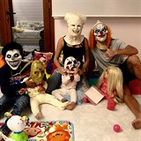 Pod dsivmi maskami se skrv rodinka fotbalisty Cristiana Ronalda.