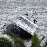 Poškozená jachta syna Silvia Berlusconiho.