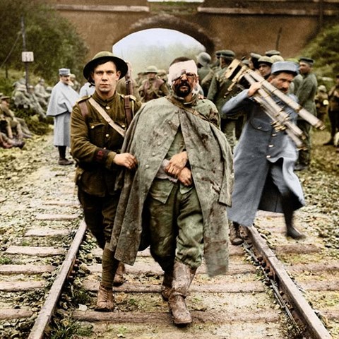 Britsk vojk pomh nmeckmu nepteli. Fotografie pozen v roce 1916.