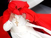Pape Benedikt XVI. bojuje s kápí.