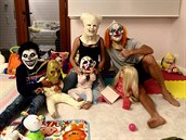 Pod dsivými maskami se skrývá rodinka fotbalisty Cristiana Ronalda.