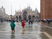 Námstí svatého Marka je pod vodou, turistm to ale nevadí.