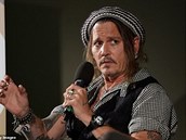 Johnny Depp znovu psobí dobe.