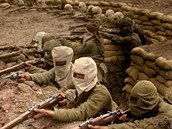 Skupina indických voják v píkopu. Na hlavách mají masky, které je kryly pes...