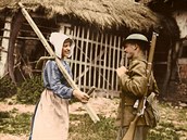 Britský voják s vesnickou dívkou poblí Passchendaele, kde probhla jedna z...