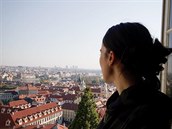 Hereka Sophie Lowe a její výhled na Prahu.