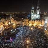 Demonstrace na Staromstskm nmst k vro 17. listopadu.