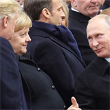 Do Paříže dorazil i ruský prezident Vladimir Putin a Angela Merkel.