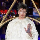 Herec Ezra Miller fanouky zaskoil extravagantnm outfitem, co u nj rozhodn...